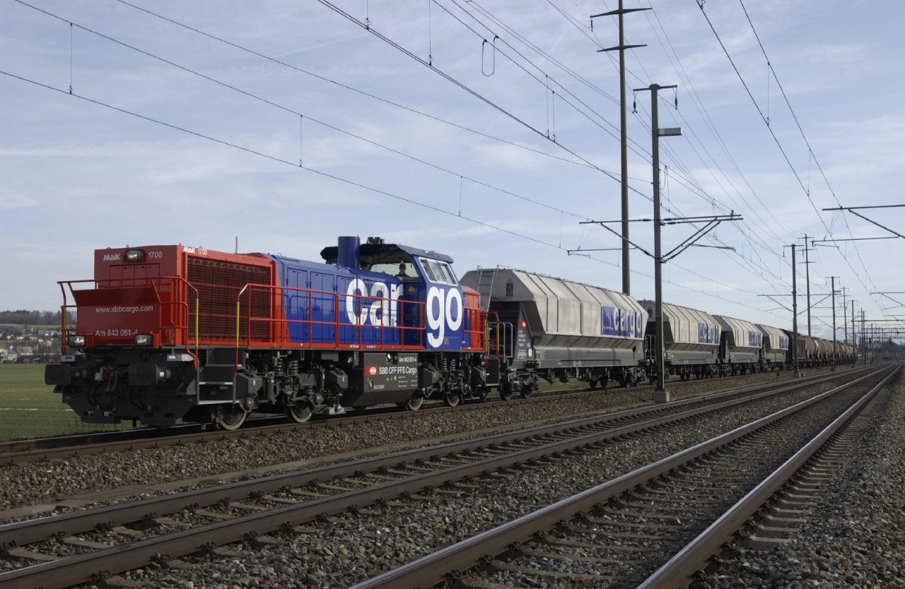 Une Am 843 avec wagons.