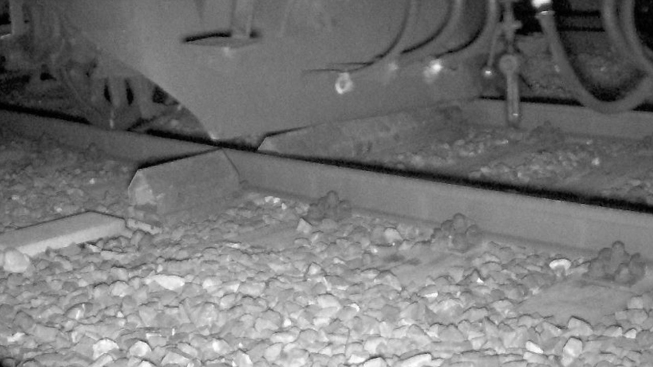 A UIC screw coupling bracket shortly before impact.