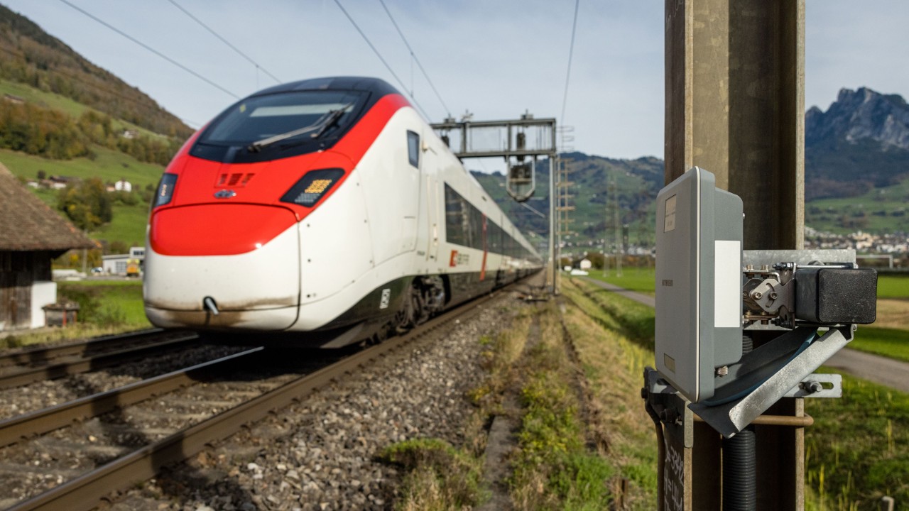 An RFID reader at the edge of the track; a few milliseconds later, it measures a Giruno's vehicle number.