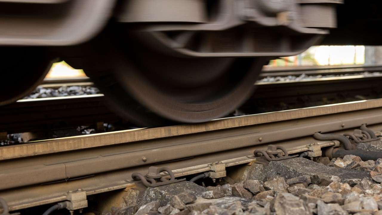 A wheel load checkpoint measuring unit, consisting of the measuring rail positioned at the rail web and the acceleration sensors positioned at the rail foot, measures a wheel as it passes over the unit.
