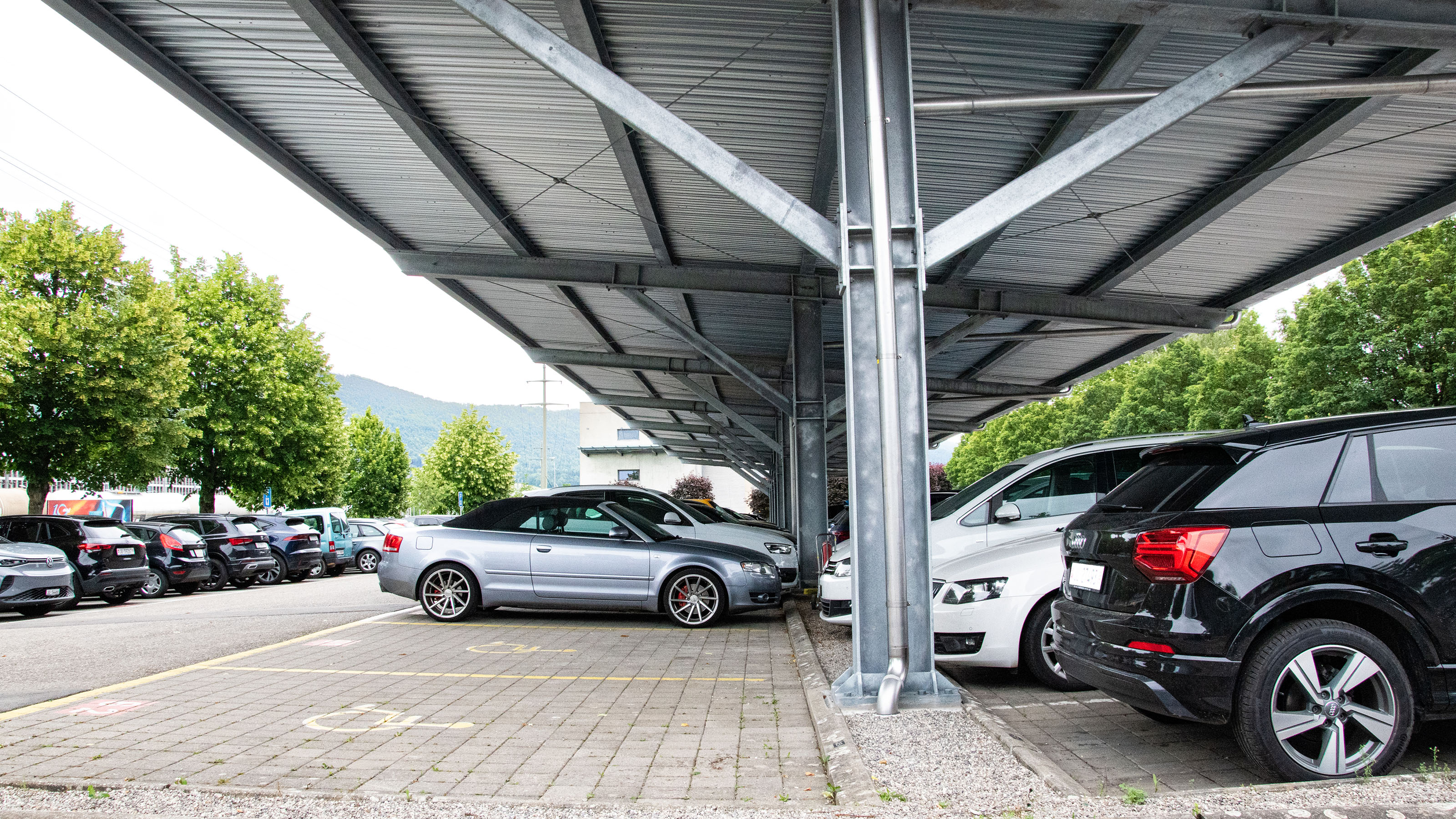 Aprés: De l’énergie solaire produite à la gare.