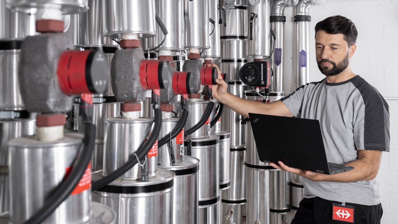 Un collaborateur CFF lors du contrôle de la technique de commande.