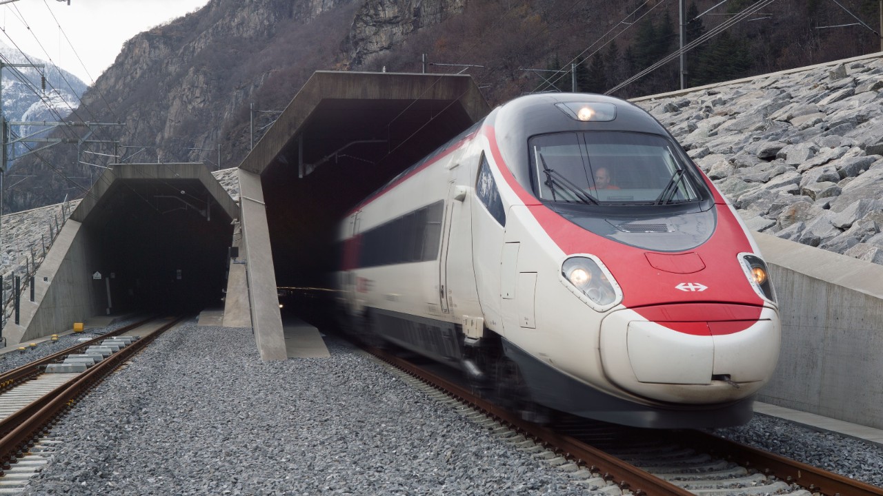 De nombreuses mesures relatives au bâtiment sont également mises en œuvre dans le tunnel de base du Saint-Gothard. La ventilation optimisée des tubes transversaux en est un exemple.