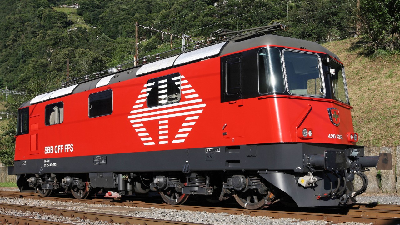 Une locomotive rouge de type Re 420 sur une voie.