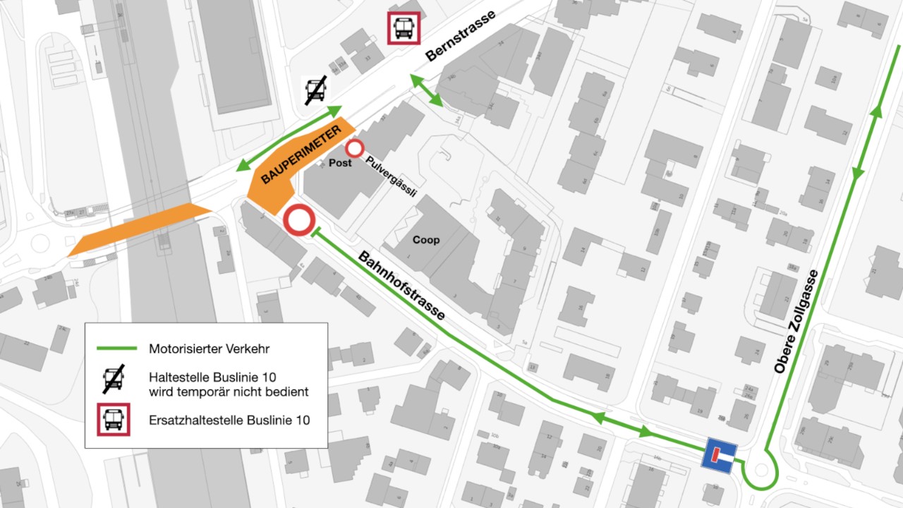 Übersichtsplan einer temporären Verkehrsführung während Bauarbeiten an der Bahnhofstrasse/Bernstrasse. Die Ein-/Ausfahrt von der Bahnhofstrasse in die Bernstrasse ist aufgrund der Totalsperrung nichtgestattet. Umfahrung via Obere Zollgasse. Die Bushaltestelle der Linie 10 Ostermundigen Bahnhof (stadteinwärts) wird geringfügig nach Osten verschoben.