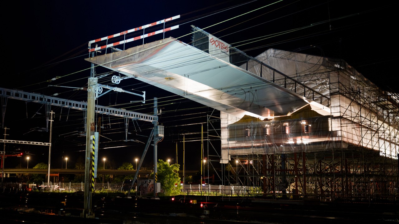 Die Passerelle ragt nach der ersten Etappe rund 30 Meter über die Gleise.