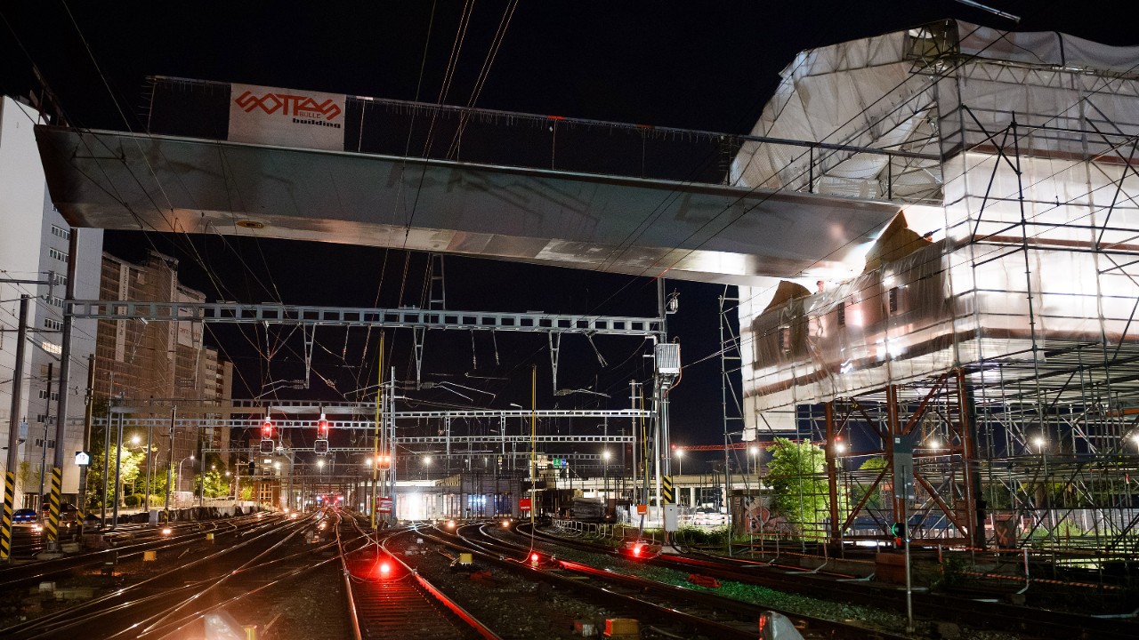 Für den Einschub der Passerelle werden die Gleise in der Nacht gesperrt.
