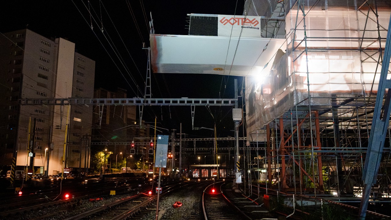Die Passerelle wird mit einer Geschwindigkeit von nur gerade 5-10 Metern pro Stunde vorwärtsgeschoben.