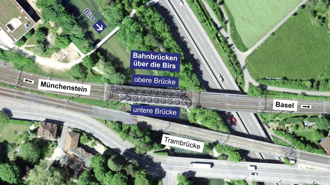 Das Satellitenfoto zeigt die Lage der beiden alten Birsbrücken. Die in Fliessrichtung der Birs obere Brücke stammt aus dem Jahr 1909. Die untere, ältere Brücke ist aus dem Jahr 1892.