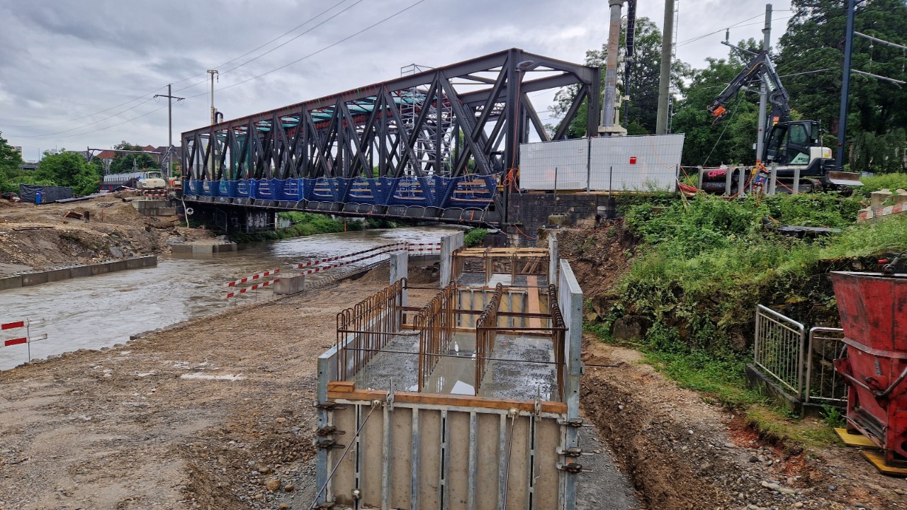 Das Foto vom 1. Juni 2024 zeigt die Vorbereitungsarbeiten zum Aushub der oberen Birsbrücke. Unten, in der Bildmitte sind die Fundamente der Verschubbahn zu sehen. Auf diese Verschubbahn wird der 1000-Tonnen-Raupenkran in der Nacht vom 17. auf den 18. Juni das Stahlfachwerk der neuen Brücke provisorisch positionieren. 
