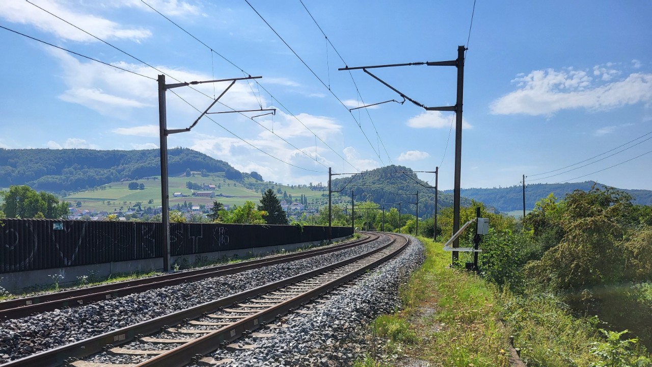 Das Foto zeigt den Bahndamm in Böckten von der Seite Rebackerweg in Richtung Sissach gesehen. 