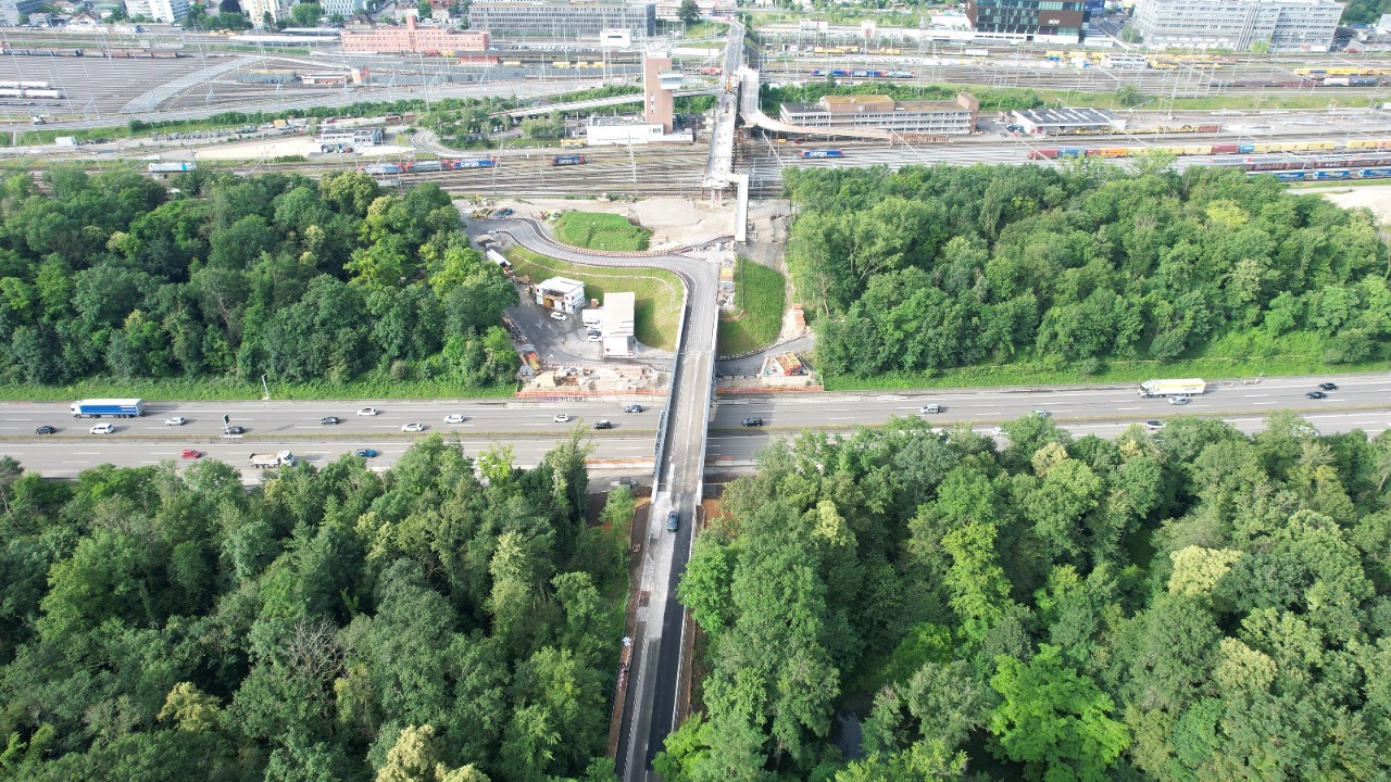 Die Granzacherbrücke überquert die Autobahn und ein Waldstück und führt sodann über Rangierbahnhof und Streckengleise.