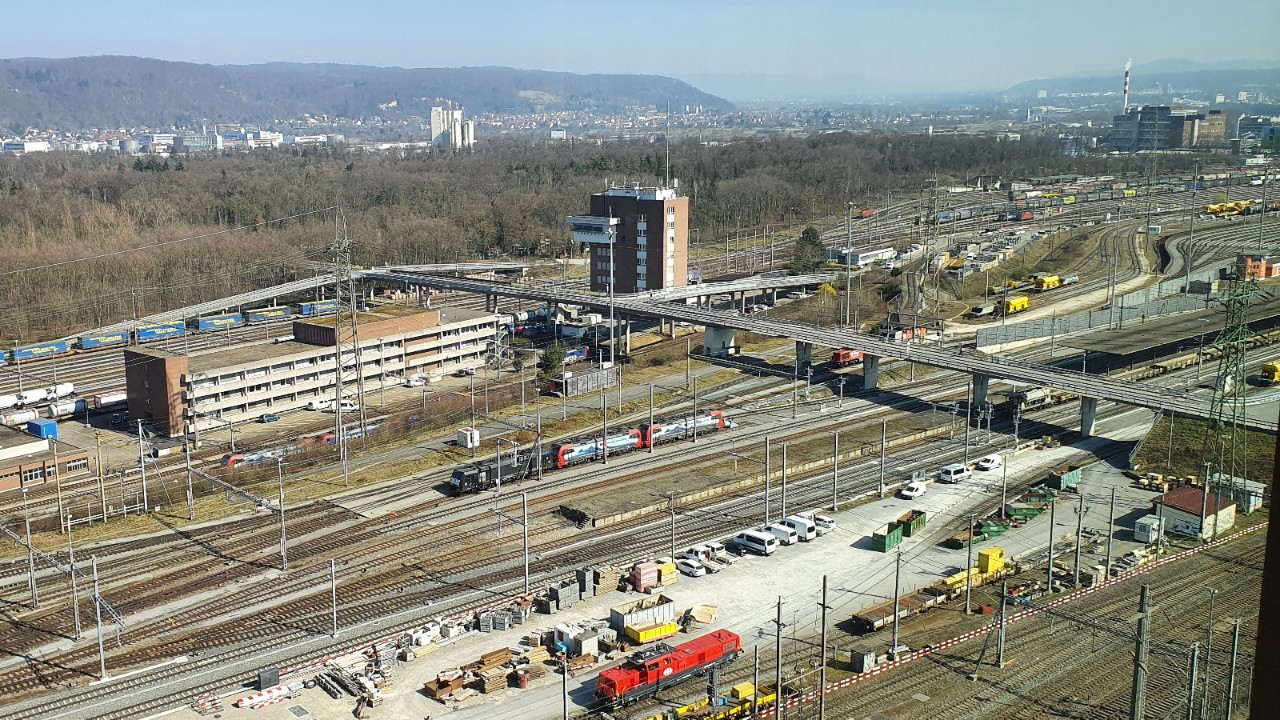 Die Grenzacherbrücke überquert die Gleise der Bahnstrecke und des Rangierbahnhofs und mündet dann in den Hardwald.