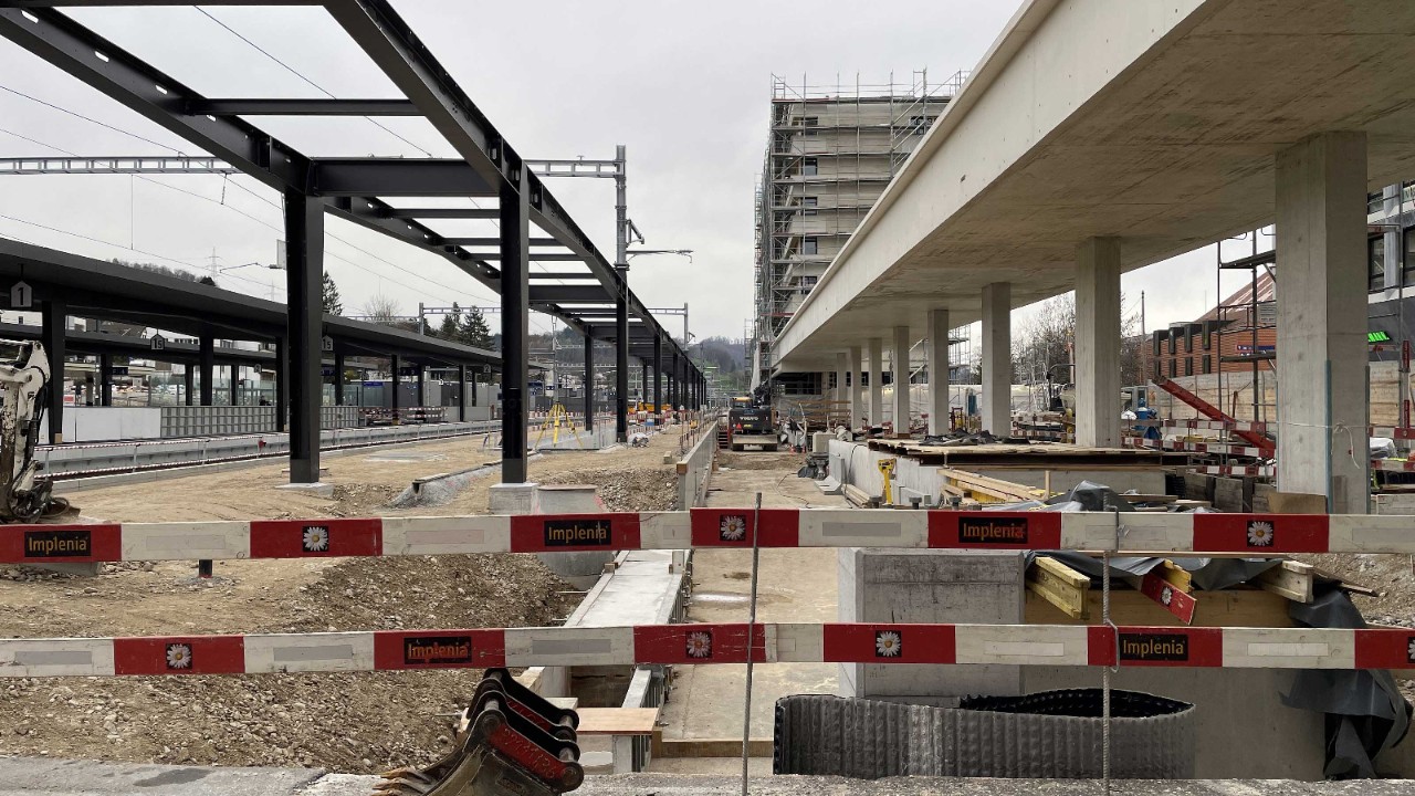 Das Foto vom März 2024 zeigt die aktuelle Situation vom selben Blickwinkel aus. Erste Arbeiten für den Trasseebau des Wendegleises begannen Mitte Februar 2024.