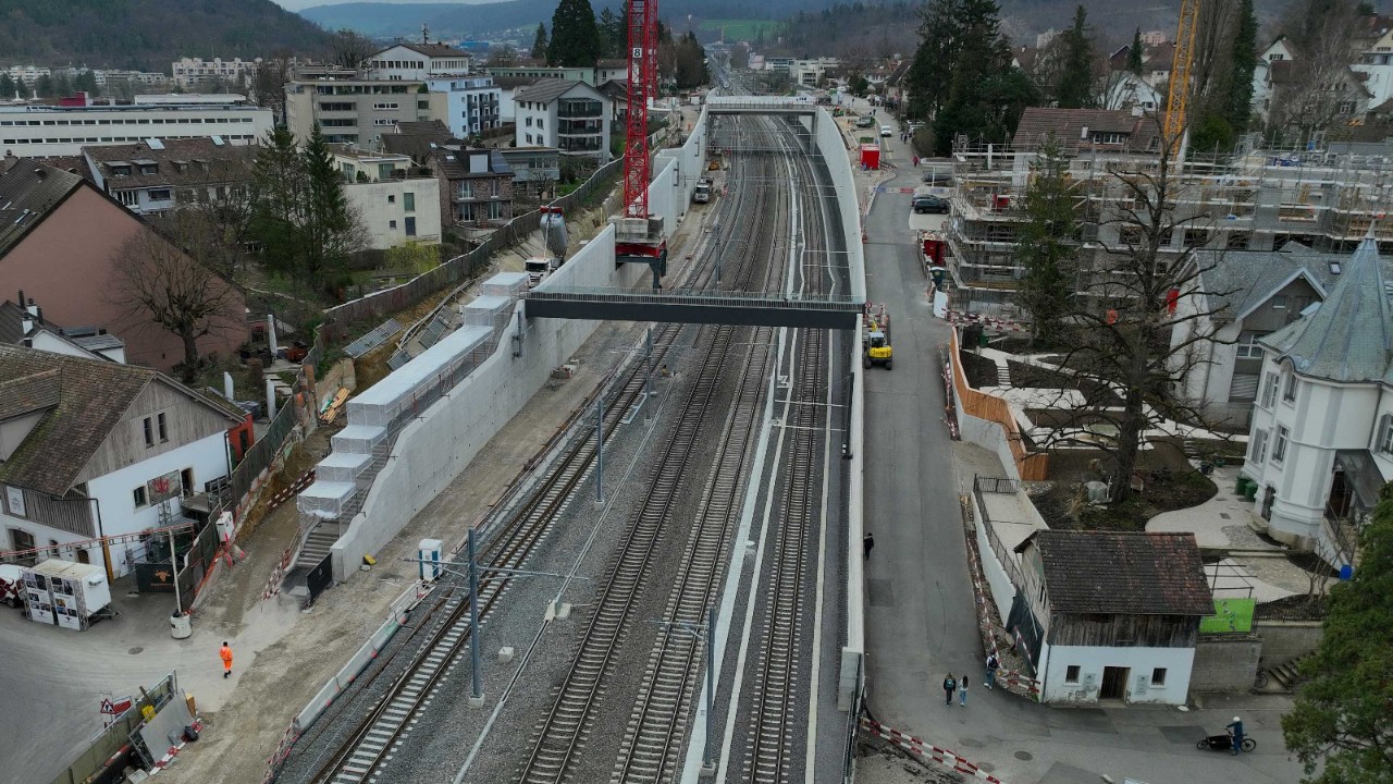 Der Burggraben West Anfang März 2024. Die Arbeiten für die Stützmauer Nordwest laufen.