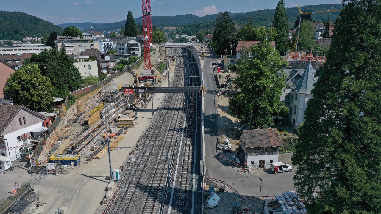 Der Burggraben West im Juni 2023 mit der neuen Passerelle Schwieri.