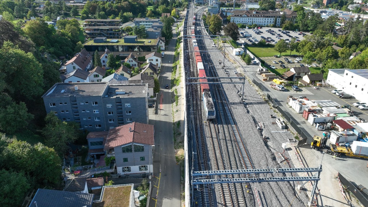 Das Foto vom September 2023 zeigt die Stützmauer an der Wiedenhubstrasse aus Vogelperspektive.