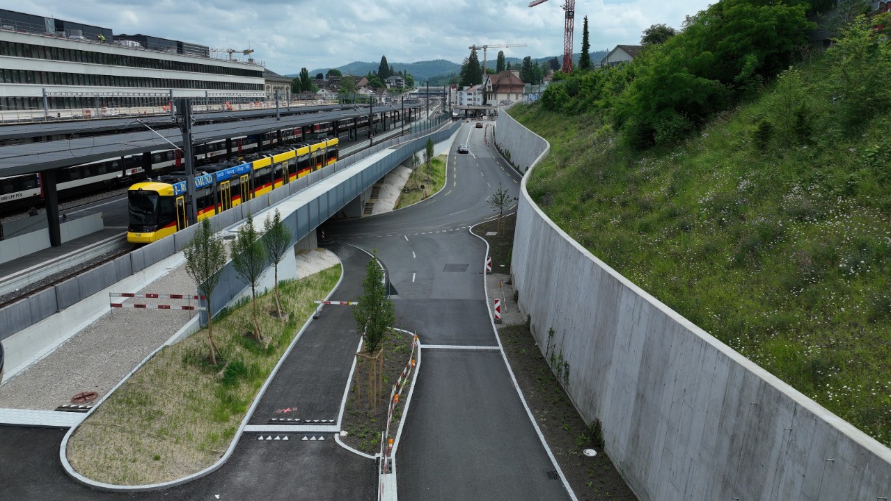 Das Foto von Anfang Juni 2024 zeigt die neue Stützmauer Sichternstrasse in Richtung Oristalstrasse gesehen. Über der Unterführungszufahrt verläuft der neue Sichternsteg für den Velo- und Fussverkehr. Unter ihm ist die Zufahrt zum neuen, erhöhten Veloweg in der Strassenunterführung erkennbar. 