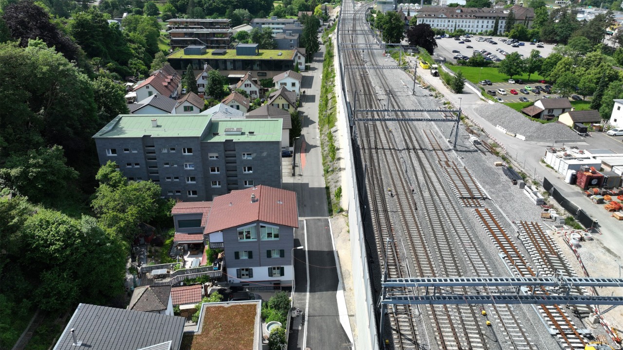 Das Foto von Anfang Juni 2024 zeigt die Stützmauer an der Wiedenhubstrasse aus Vogelperspektive.
