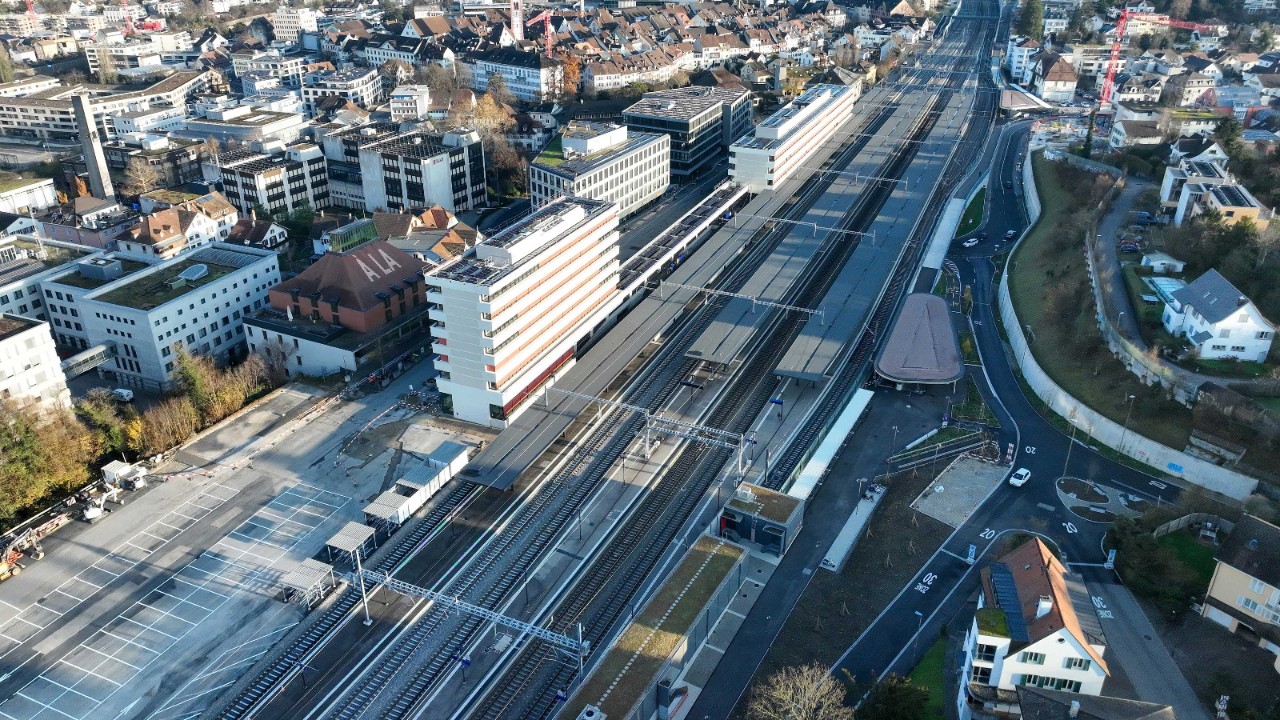 Das Foto von Ende November 2024 zeigt den Bahnhof Liestal aus derselben Perspektive.