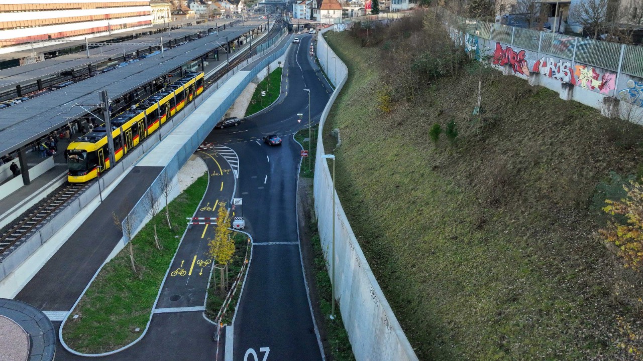 Das Foto von Ende November 2024 zeigt die neue Stützmauer Sichternstrasse in Richtung Oristalstrasse gesehen.