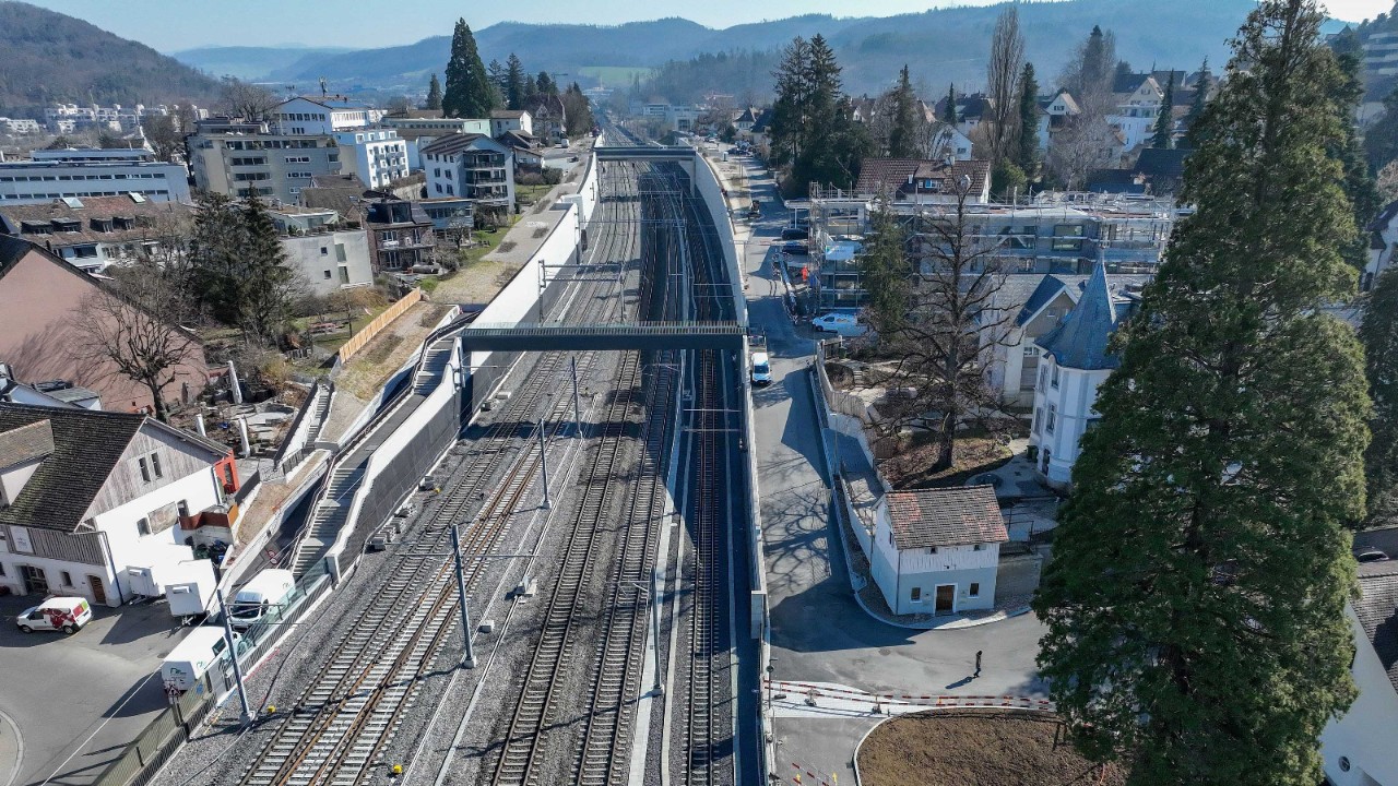 Das Foto von Anfang März 2025 zeigt den Burggraben West. Die Passerelle Schwieri überquert den Buggraben in der Mitte des Bildes. Hinten im Bild ist die Seltisbergerbrücke zu sehen.