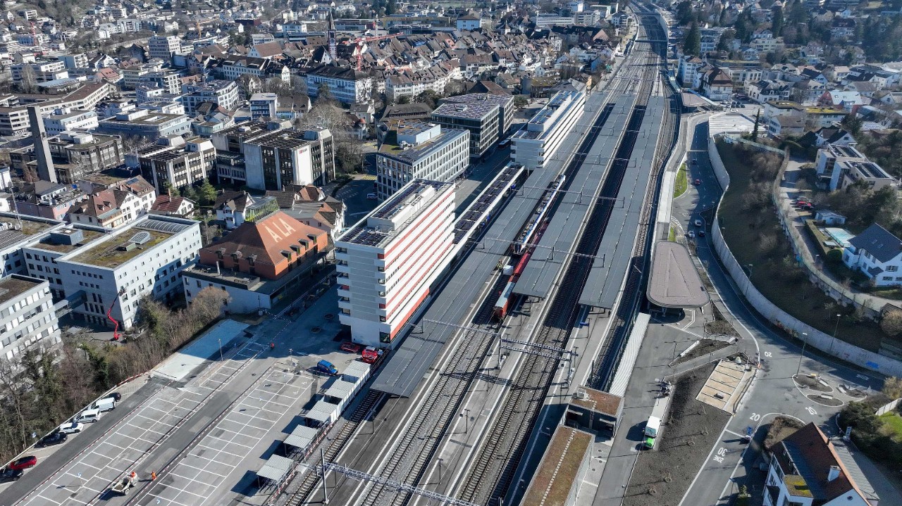 Das Foto von Anfang März 2025 zeigt den Bahnhof Liestal aus derselben Perspektive.