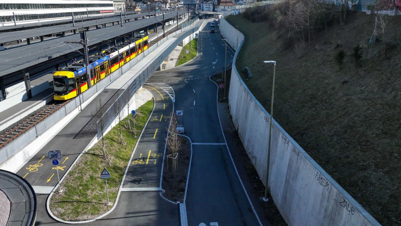 Das Foto von Anfang März 2025 zeigt die neue Stützmauer Sichternstrasse in Richtung Oristalstrasse gesehen.