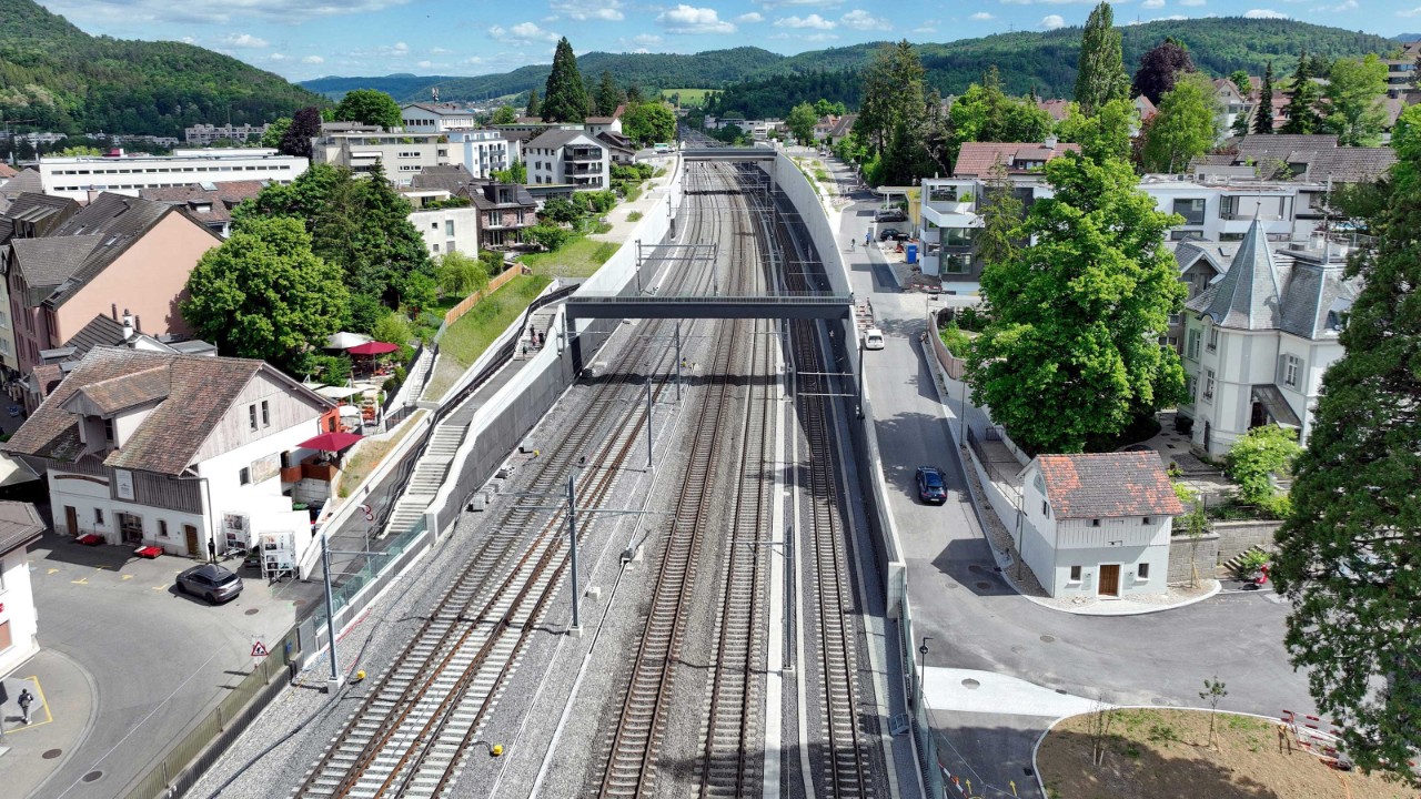 Das Foto von Mitte Mai 2025 zeigt den Burggraben West. Die Passerelle Schwieri überquert den Buggraben in der Mitte des Bildes. Hinten im Bild ist die Seltisbergerbrücke zu sehen.