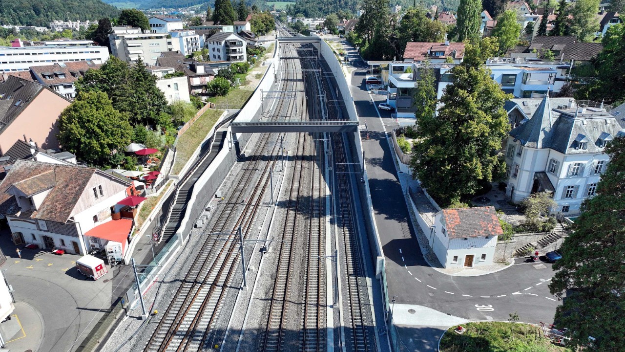 Das Foto vom 25. August 2025 zeigt die neue Passerelle Schwieri. Sie ist seit 15. Dezember 2023 in Betrieb, Stedtli-seitig in einem ersten Schritt via der Treppe links im Bild. Ende September 2024 wurde zudem die Rampe eröffnet, welche links von der Treppe liegt.