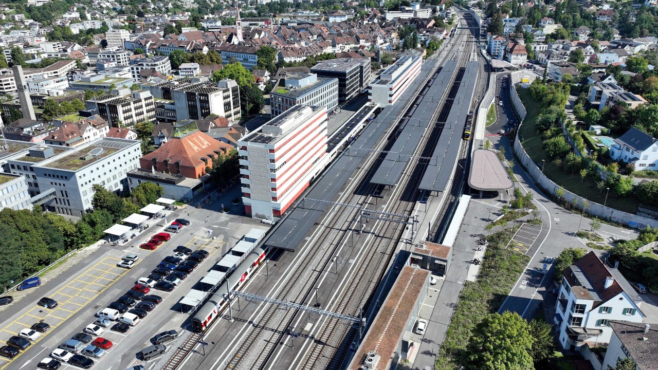 Das Foto von Ende August 2025 zeigt den Bahnhof Liestal aus derselben Perspektive. 