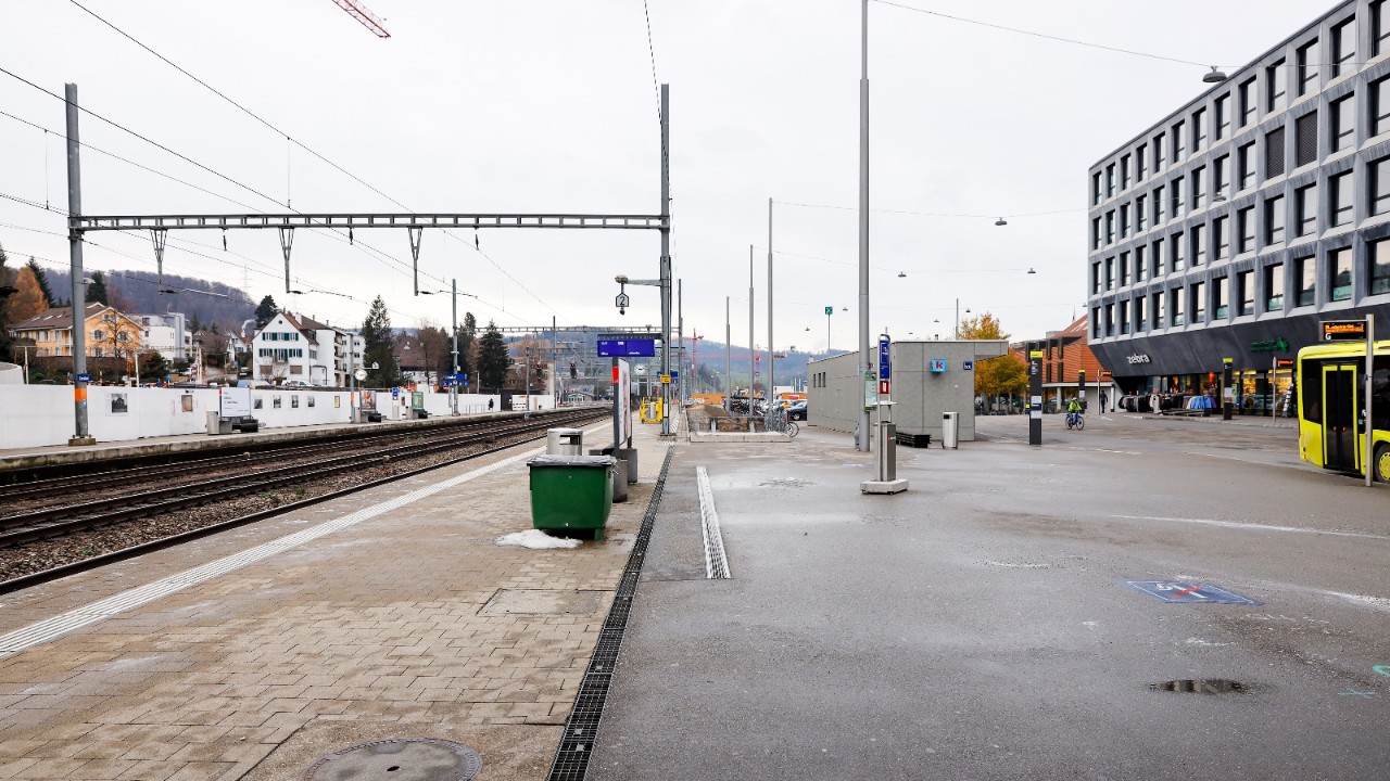 Das Foto vom Dezember 2020 zeigt die aktuelle Situation vom selben Blickwinkel aus. Der Prellbock in der Bildmitte ist ein temporäres Überbleibsel des früheren Abstellgleises, welches im Zug der Arbeiten abgebrochen worden ist.