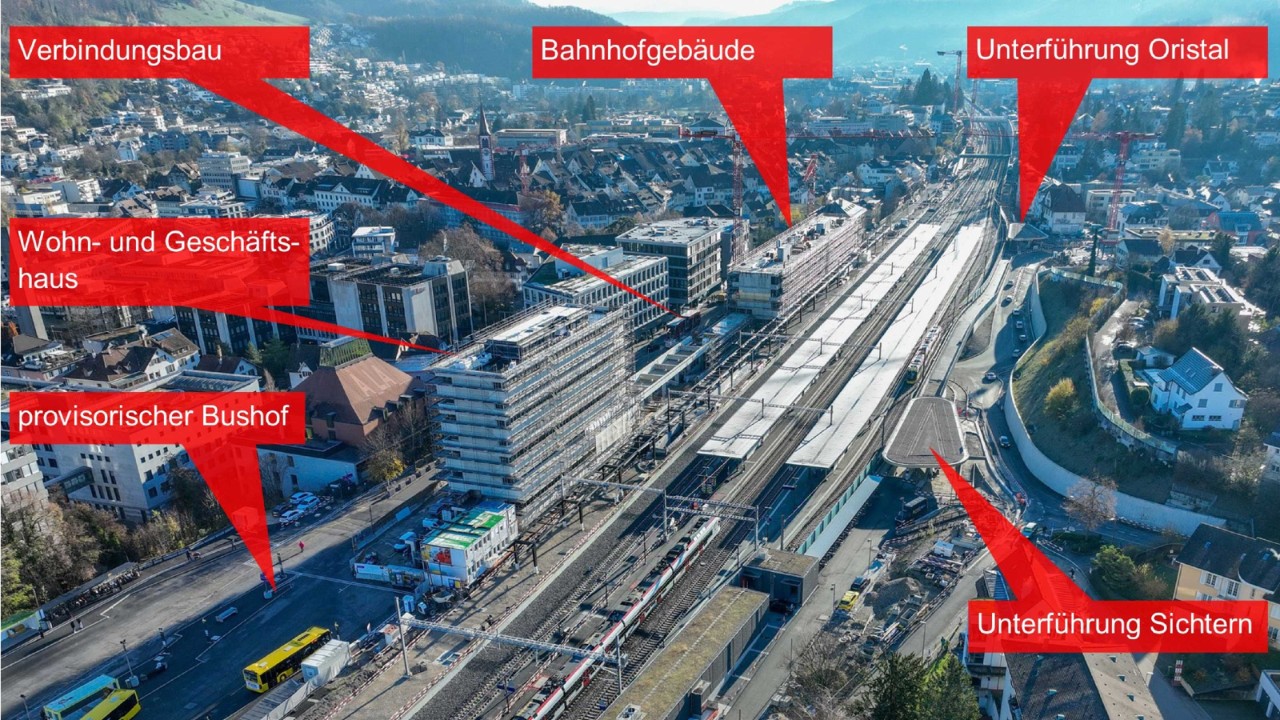 Das Foto vom 29 November 2023 zeigt den Bereich des künftigen Bahnhofensemble von Südwesten in Richtung Olten gesehen. Links der Gleise befinden sich, von unten nach oben, die Baustellen des Wohn- und Geschäftshauses, des Verbindungsbaus und des neuen Bahnhofgebäudes. Rechts der Gleise sind die südlichen Zugänge zu den Personenunterführungen Sichtern und Oristal ersichtlich.