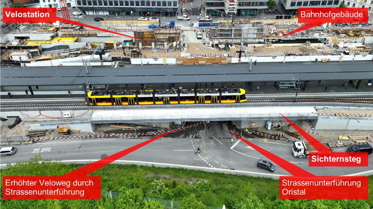 Das Foto vom 11. Mai 2023 zeigt die Strassenunterführung Oristal in Richtung Stedtli gesehen. Sie führt unter der Perronanlage des Bahnhofs Liestal durch. Die Velostation befindet sich auf Seite Stedtli, links von der Unterführung. Via dem erhöhten Veloweg, welcher künftig durch die Unterführung führt, hat man direkten Zugang zur Velostation.