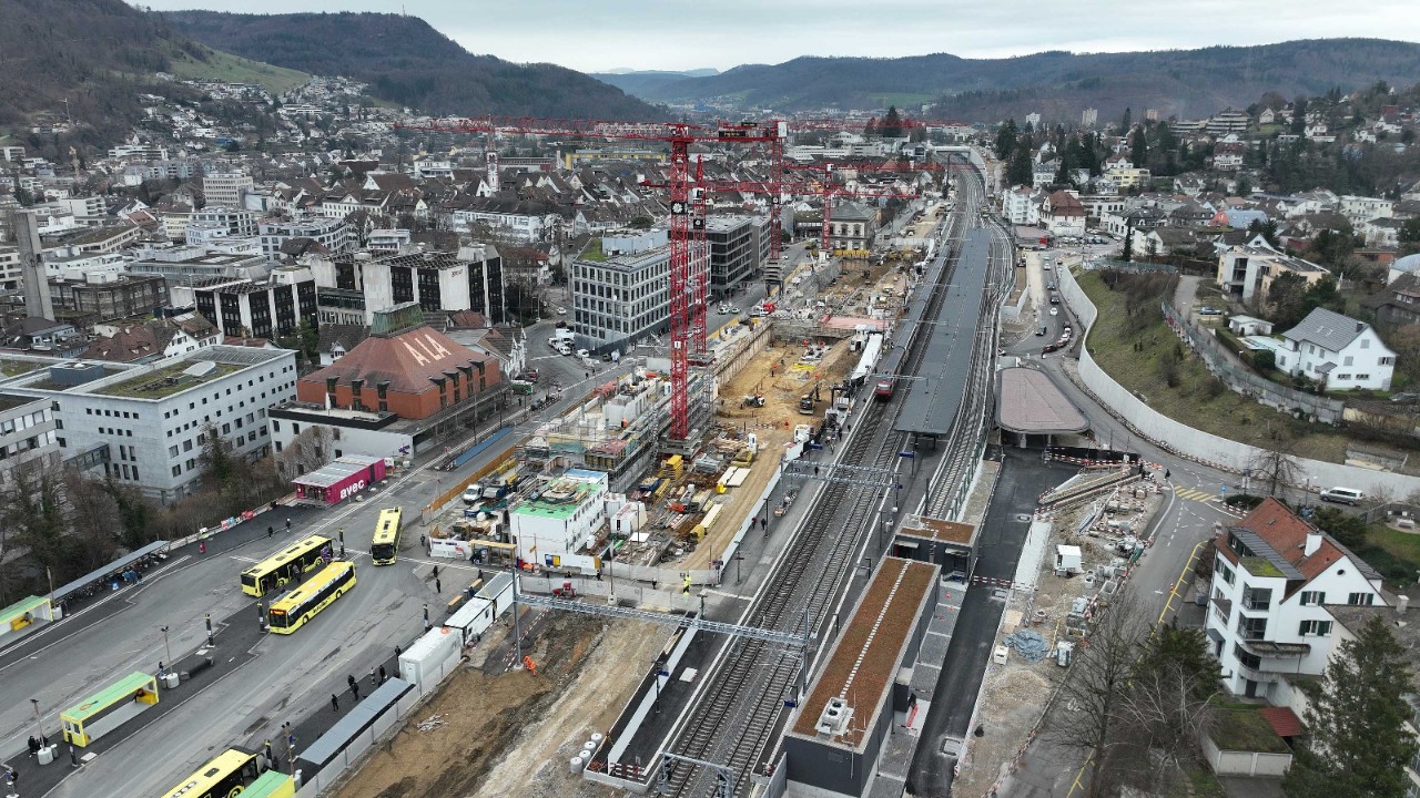 Das Foto vom 30. Januar 2023 zeigt den Bau der beiden neuen Bahnhofgebäude.