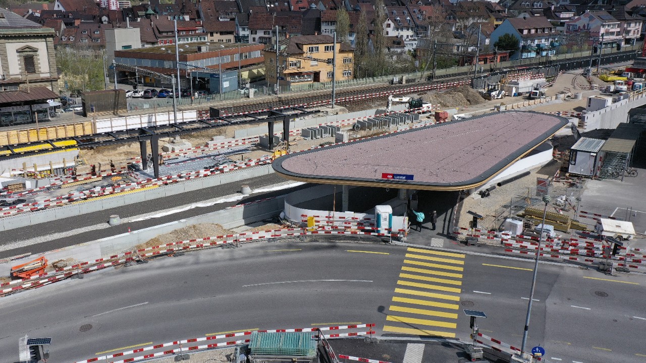 Das Foto vom April 2022 zeigt die Situation vom selben Blickwinkel aus. Links davon laufen die Arbeiten für das neue Gemeinschaftsperron von SBB und Waldenburgerbahn. Das schwarze Stahlgerüst wird Teil von dessen Perrondach sein.