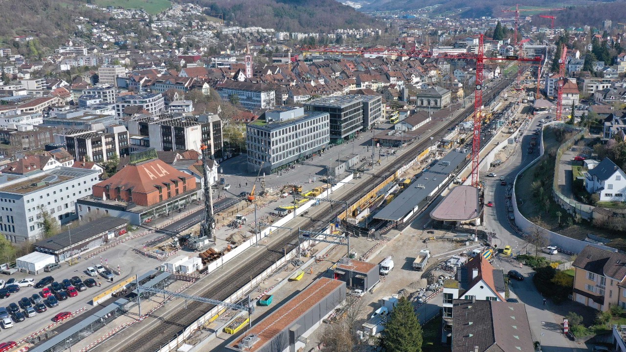 Das Foto zeigt das Bahnhofareal im April 2022.