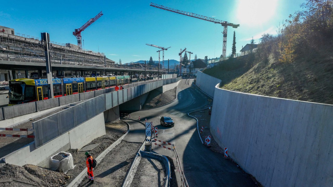Das Foto von Ende November 2023 zeigt die neue Stützmauer Sichternstrasse in Richtung Oristalstrasse gesehen.