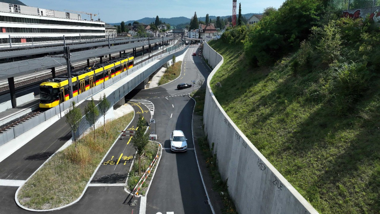 Das Foto von Ende August 2024 zeigt die neue Stützmauer Sichternstrasse in Richtung Oristalstrasse gesehen.