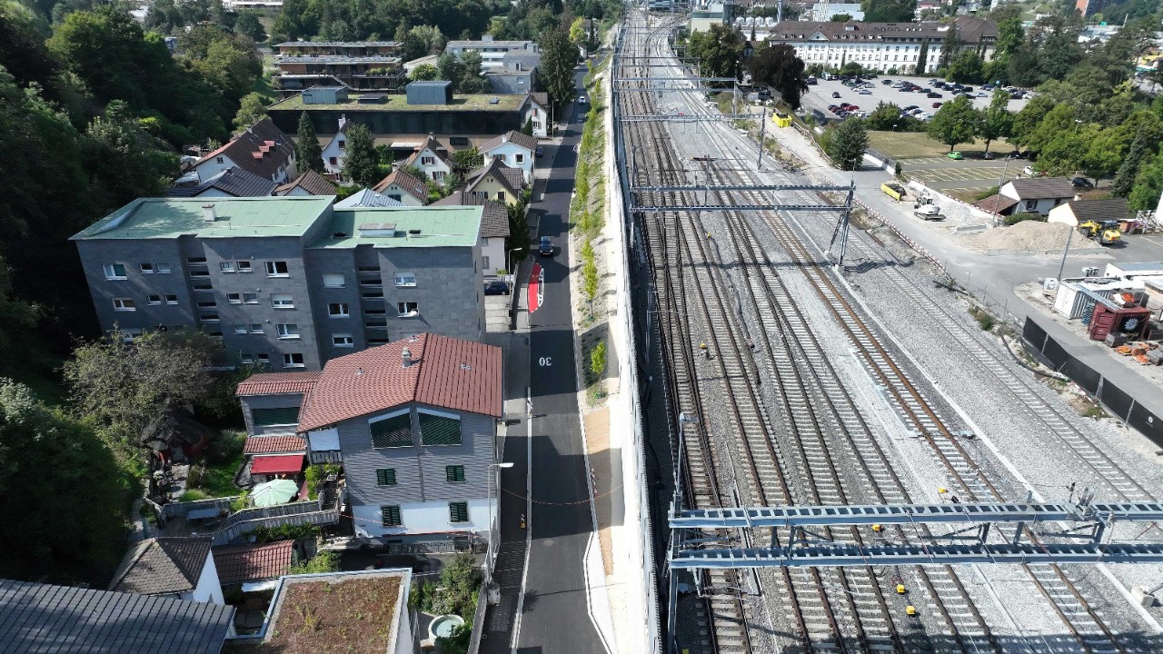 Das Foto von Ende August 2024 zeigt die Stützmauer an der Wiedenhubstrasse aus Vogelperspektive.