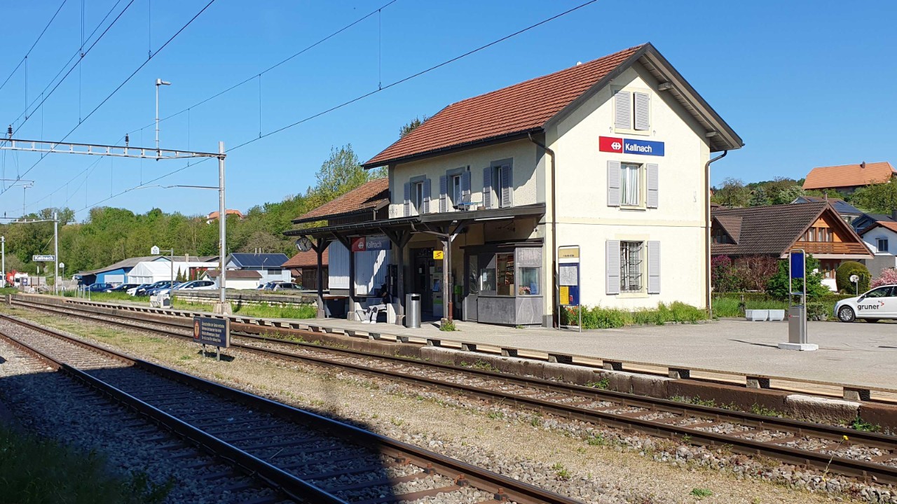 Das Bild zeigt den Bahnhof Kallnach vor der Perronerhöhung.