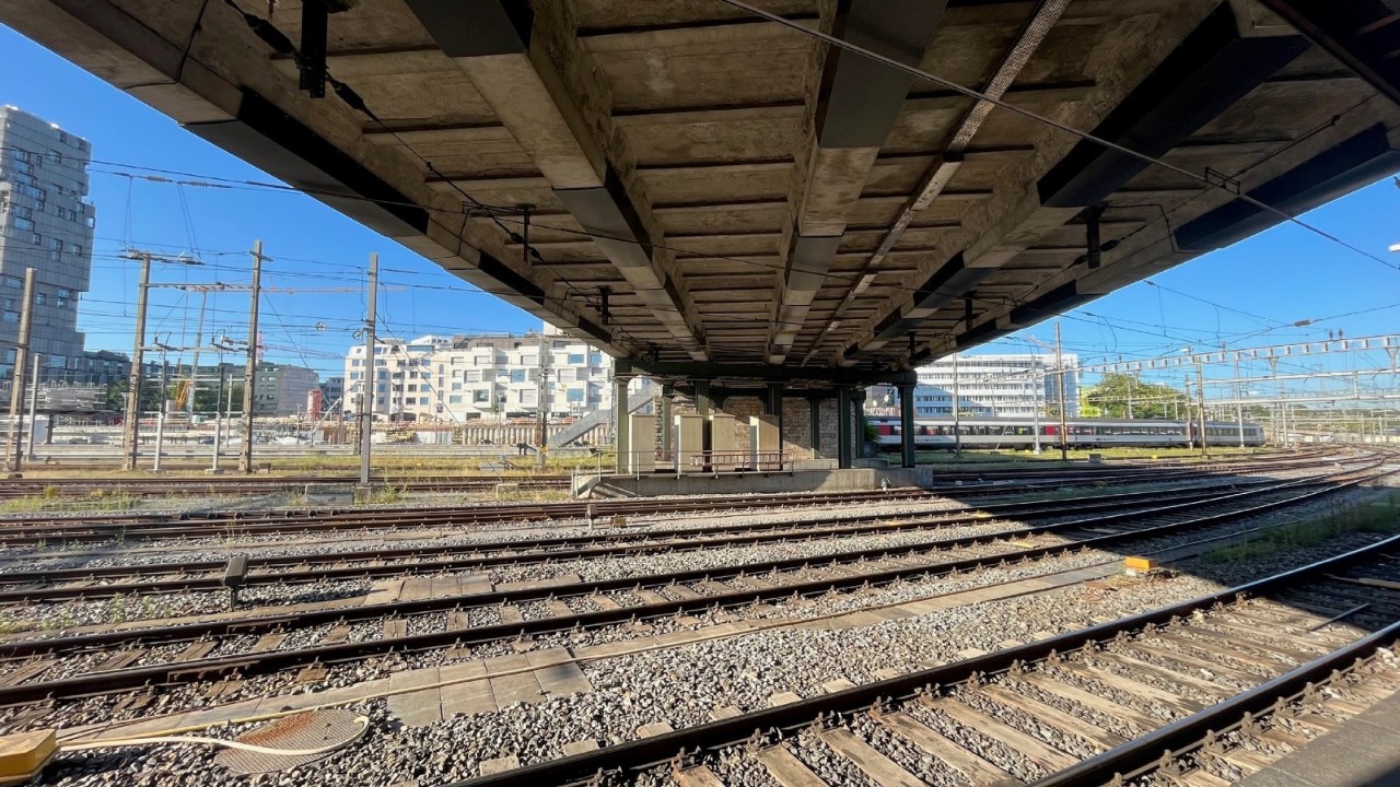 Das Foto vom 11. August 2023 zeigt die Hauptbrücke der Margarethenbrücke mit ihren fünf Längsträgern. Sie liegen nun auf den zusätzlichen Stützen auf, wie schon auf den regulären Stützen.