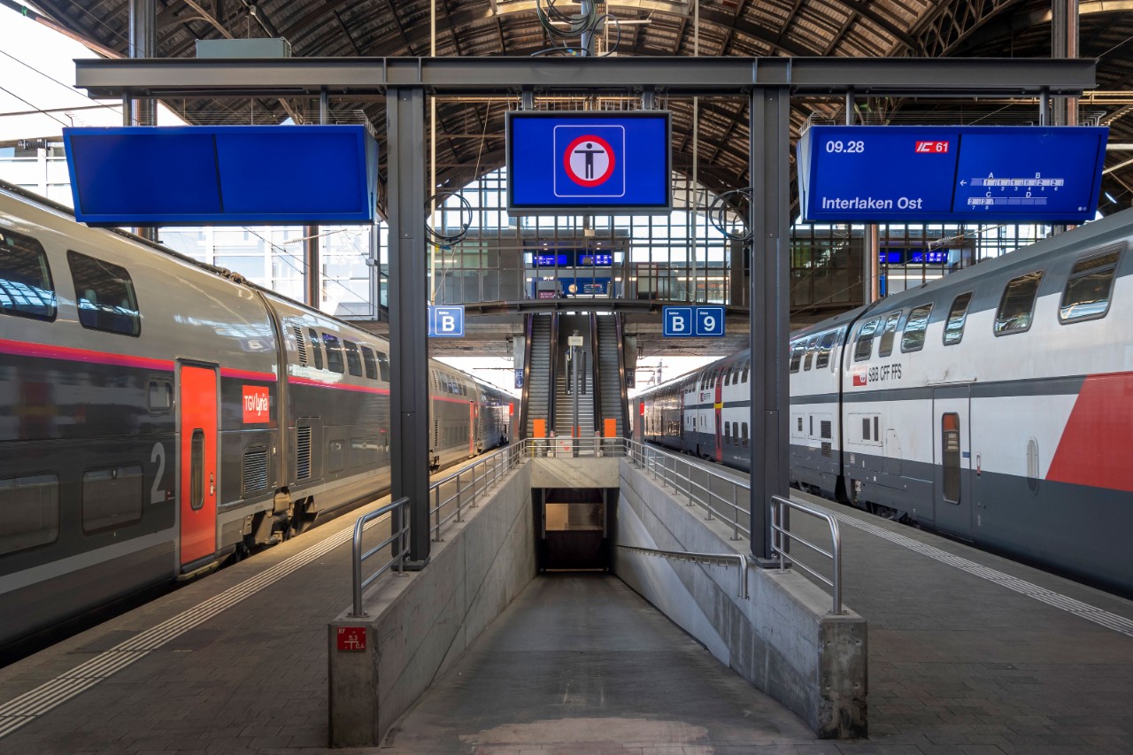 Das Foto zeigt den Abgang zur Unterführung auf Perron Gleis 9/10. Der Monitor zeigt an, dass der Abgang gesperrt ist. Das Rolltor am Ende der Rampe ist zu.