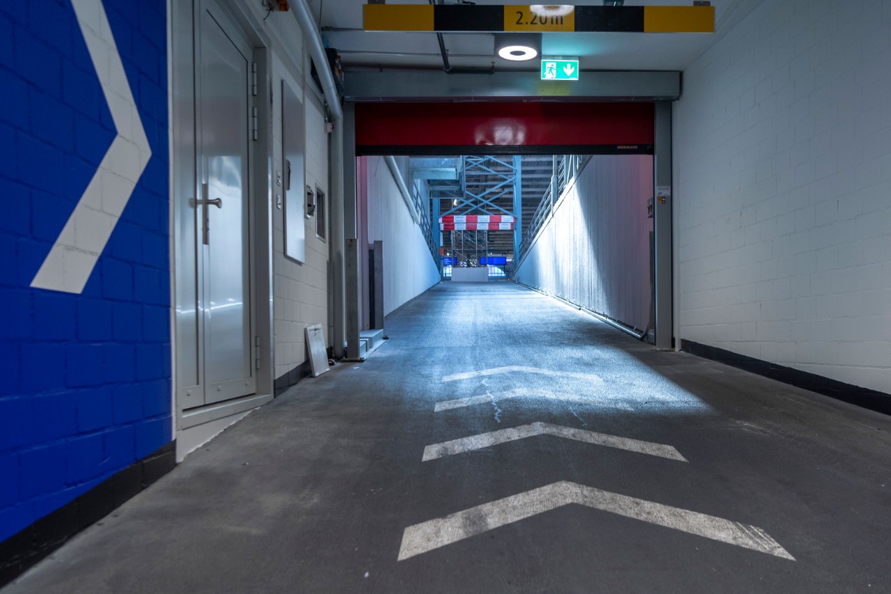 Das Foto zeigt den Ausgang, beziehungsweise die Aufgangsrampe zum Perron Gleis 4.