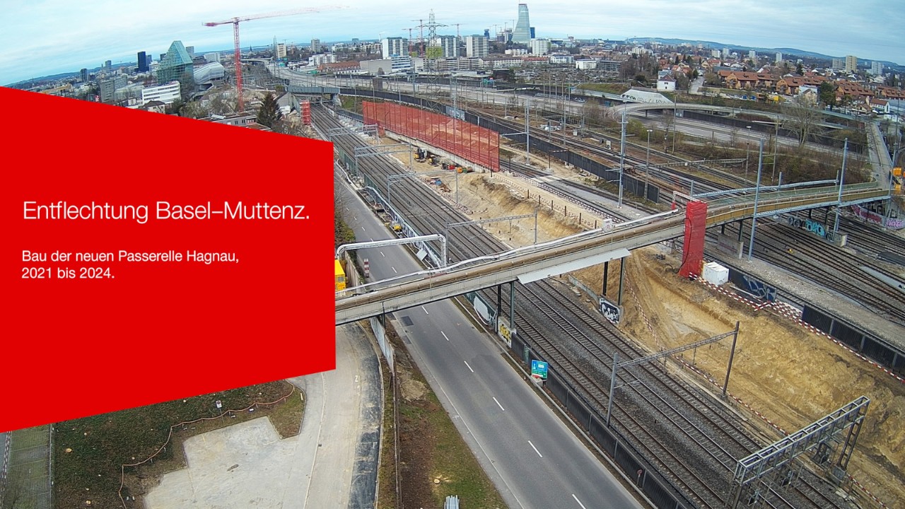 Das Video zeigt den Baufortschritt im Bereich der südlichen Rampe der Passerelle Hagnau. Die Zeit vom Frühling 2021 bis zur Inbetriebnahme am 21. Mai 2024 wird im Zeitraffer-Modus dargestellt. Das Video dauert rund eineinhalb Minuten. Dabei ist zunächst zu sehen wie die provisorische Rampe zur alten Freuelr Brücke erstellt wird, danach werden Schutzgerüste über die Bahngleise errichtet. Dann wird Schritt um Schritt die schneckenförmige Rampe im Bereich der Dammstrasse gebaut. Schliesslich wird ein Treppenturm erstellt und die Geländer werden angebracht.