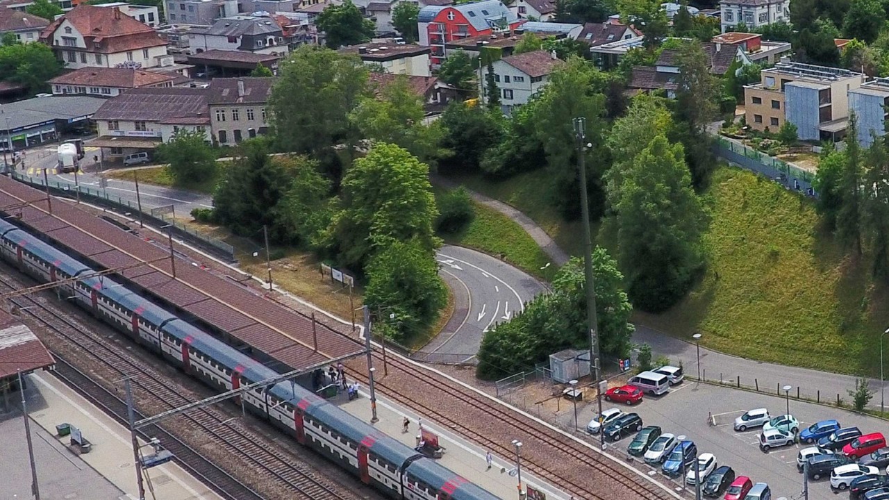 Das Foto vom Juni 2017 zeigt die südliche Ausfahrt der Strassenunterführung Oristal von Norden her gesehen. Gegenüber der Ausfahrt befindet sich der Hang, dessen Fuss im Zuge des Projekts abgetragen und mit der Stützmauer gesichert werden muss.
