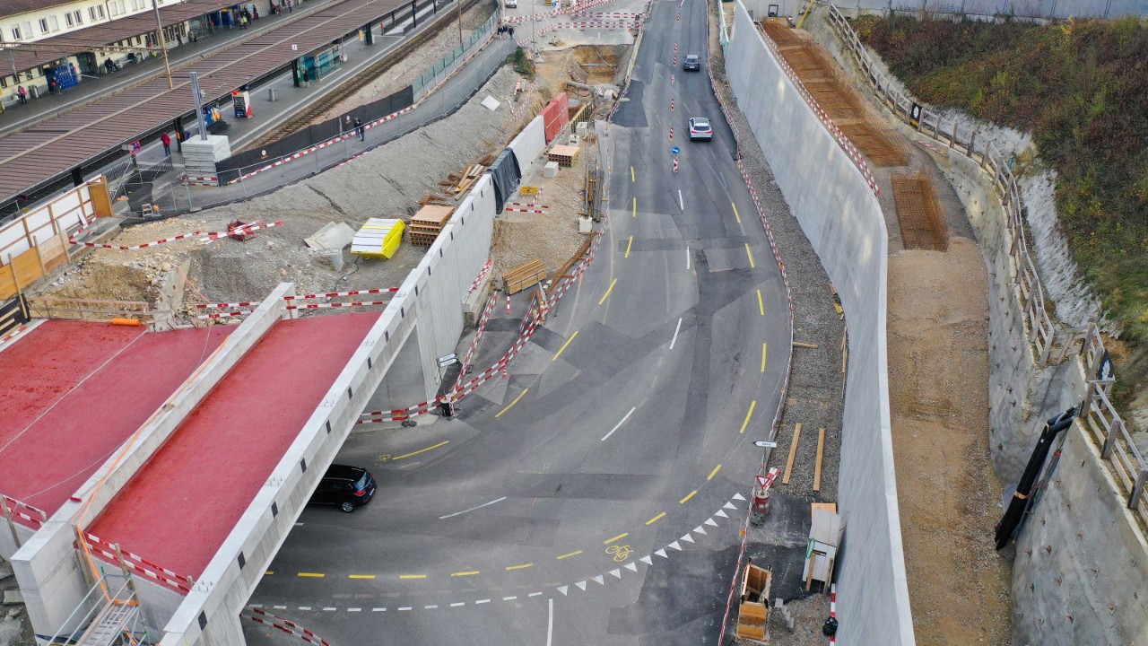 Das Foto vom November 2020 zeigt von der Seite Basel her Richtung Olten gesehen den Bau der Verlängerung der Strassenunterführung Oristal sowie den Bau der Stützmauer Sichternstrasse.