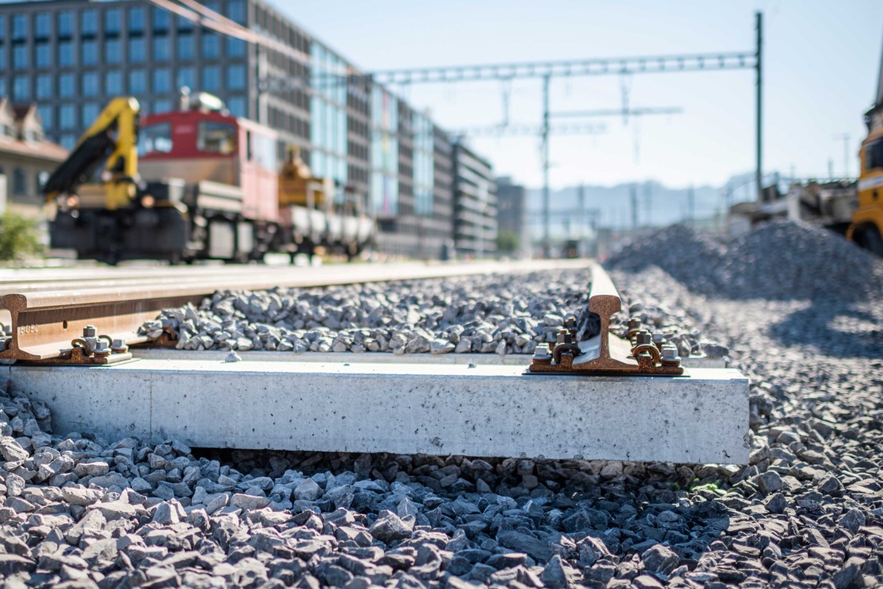 Im Wankdorf wird das erste Gleis in seiner definitiven Lage gebaut.